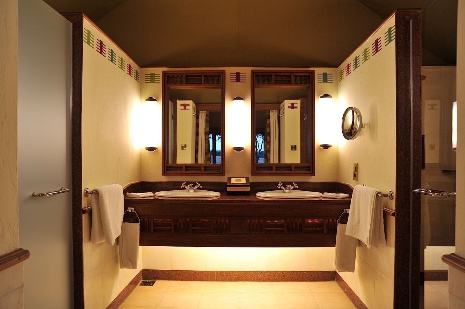 Sweetwaters Tented Camp — en-suite bathroom