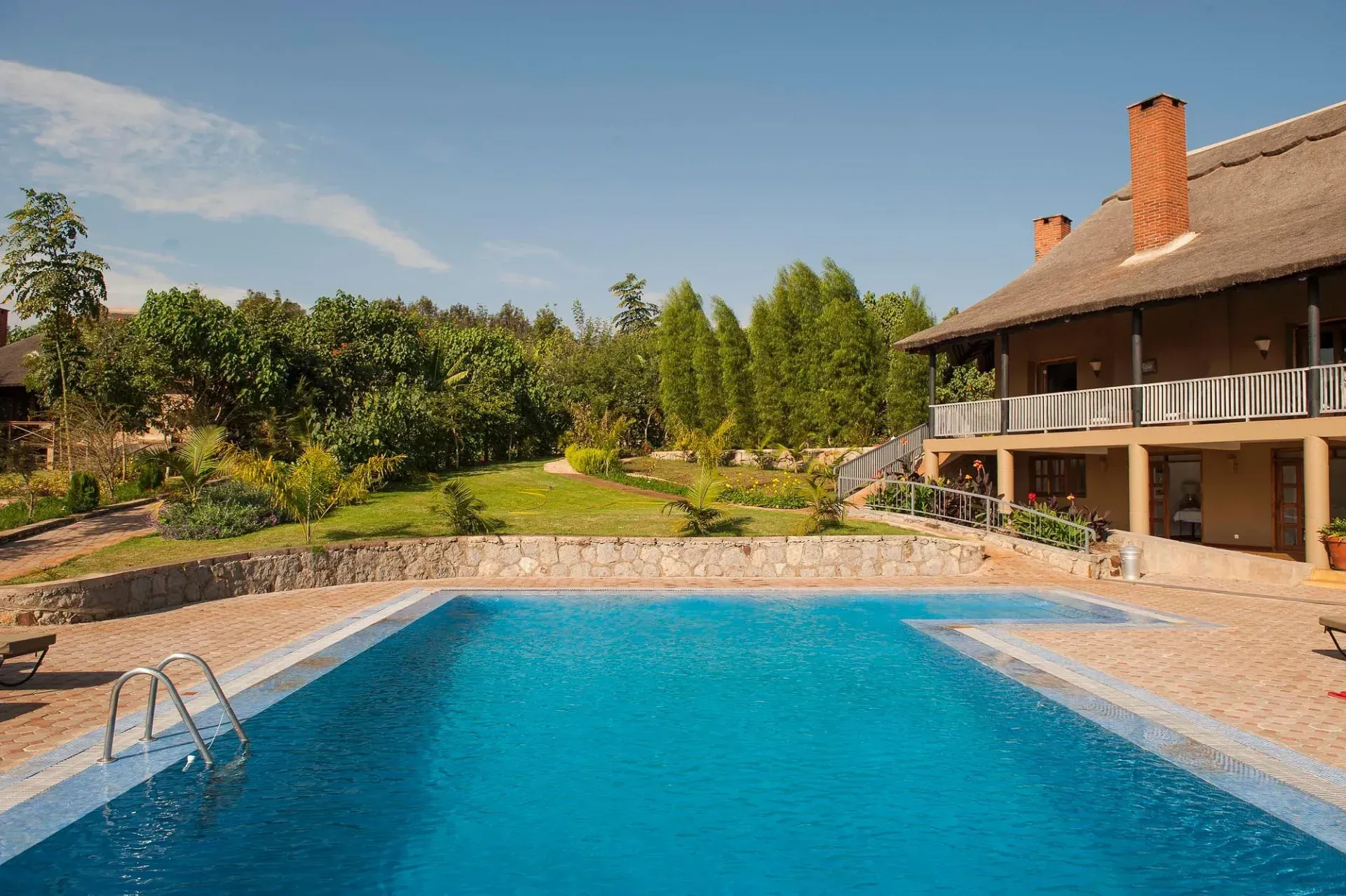 Kitela Lodge — pool and colonial farmstead