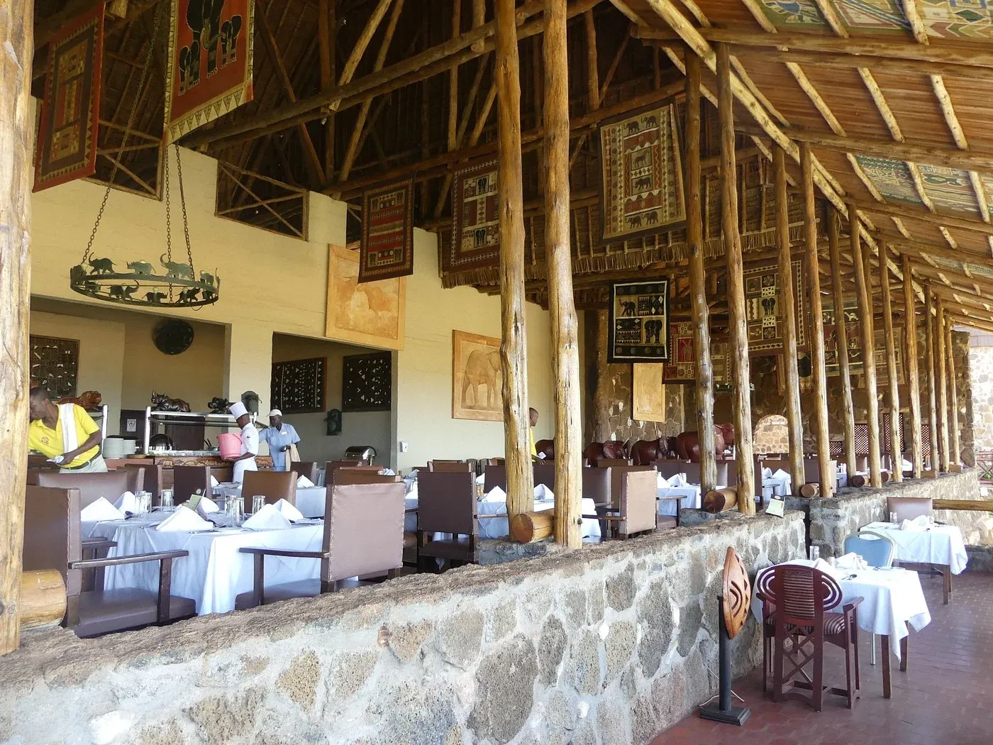 Kilaguni Serena Safari Lodge — lodge grounds and garden path