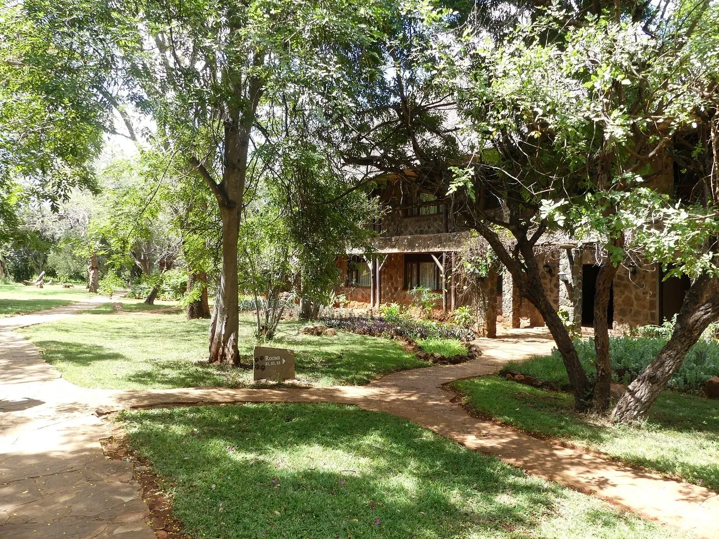 Kilaguni Serena Safari Lodge — main terrace bar