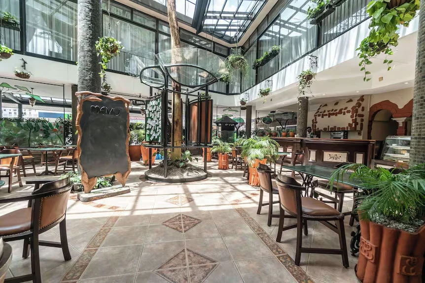 Sarova Stanley Hotel, Nairobi — atrium restaurant