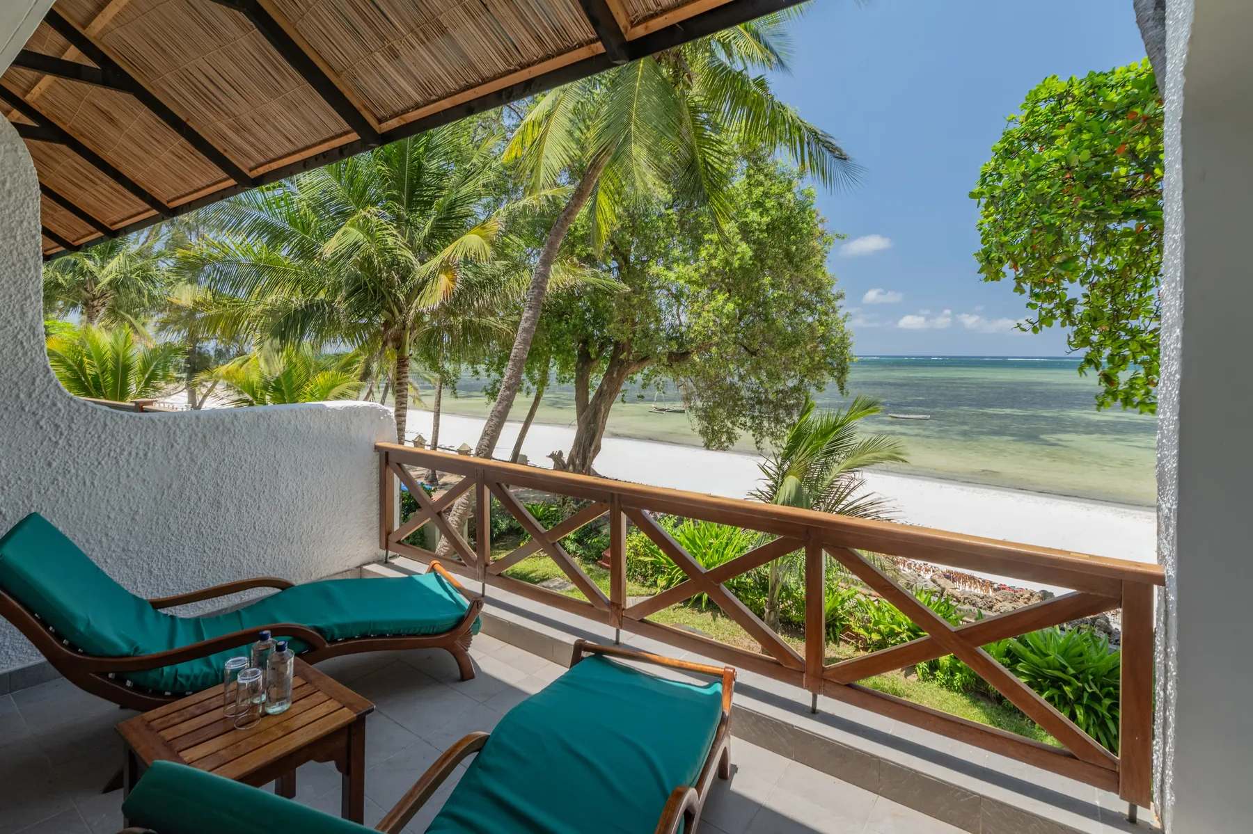 Severin Sea Lodge — balcony loungers overlooking the ocean
