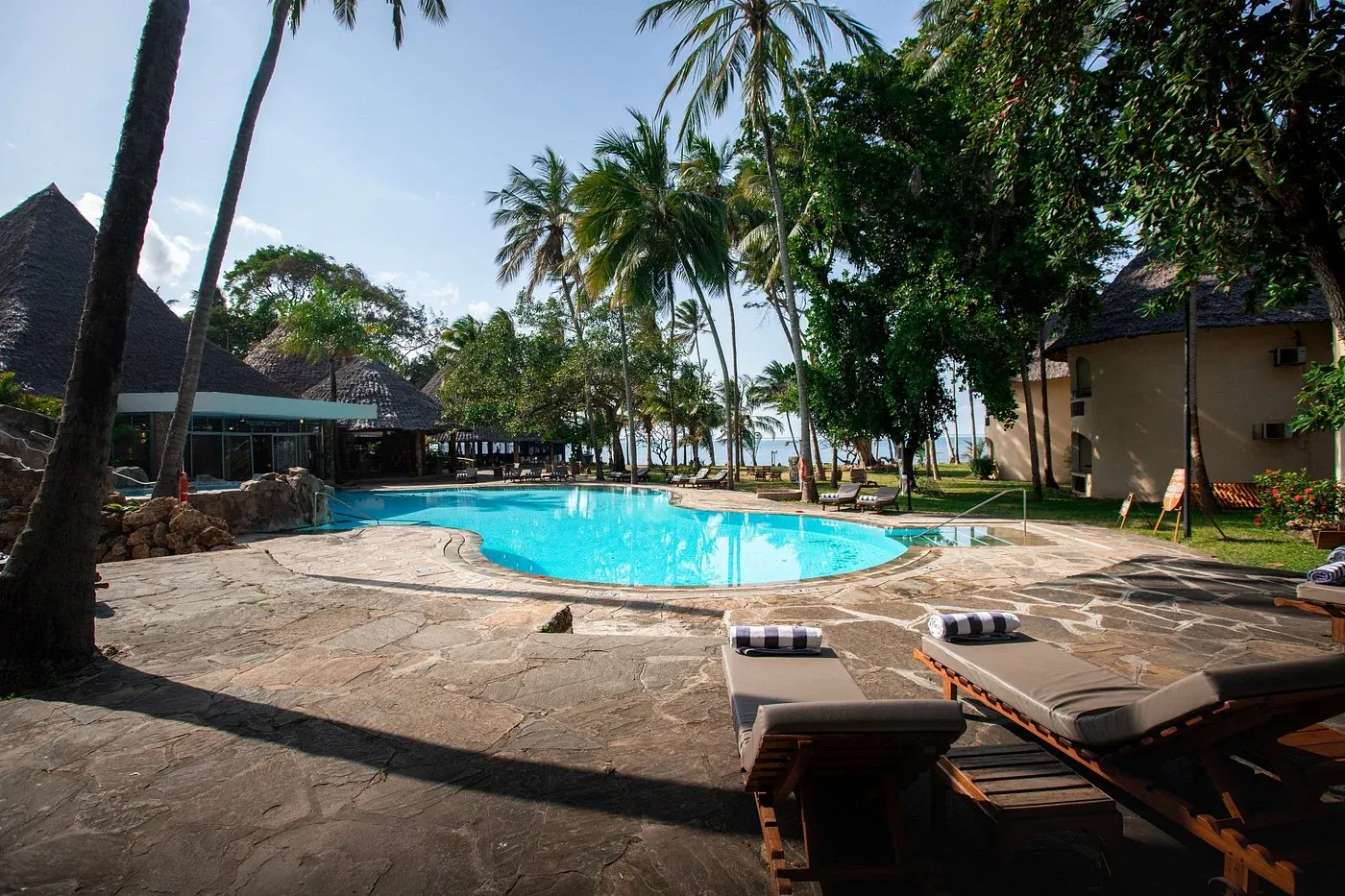 Severin Sea Lodge — candlelit dinner by the pool