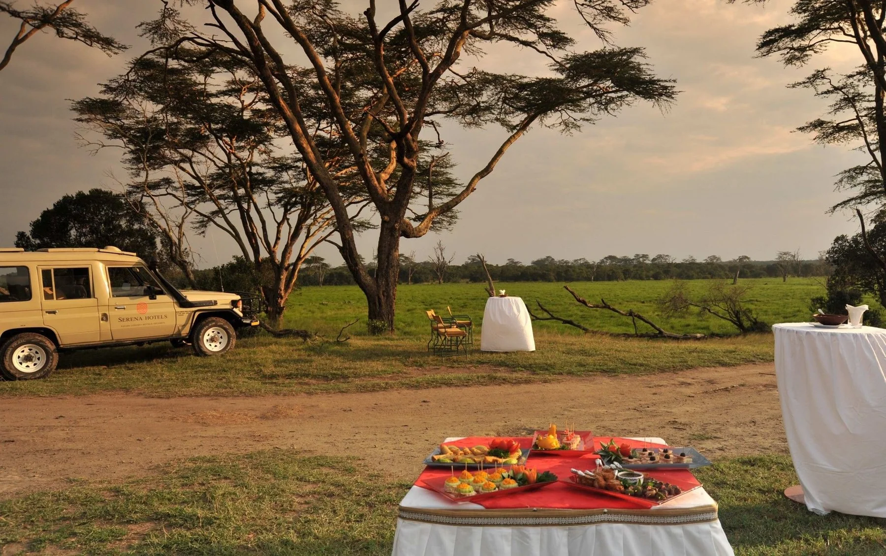 Sweetwaters Tented Camp — bush picnic setup